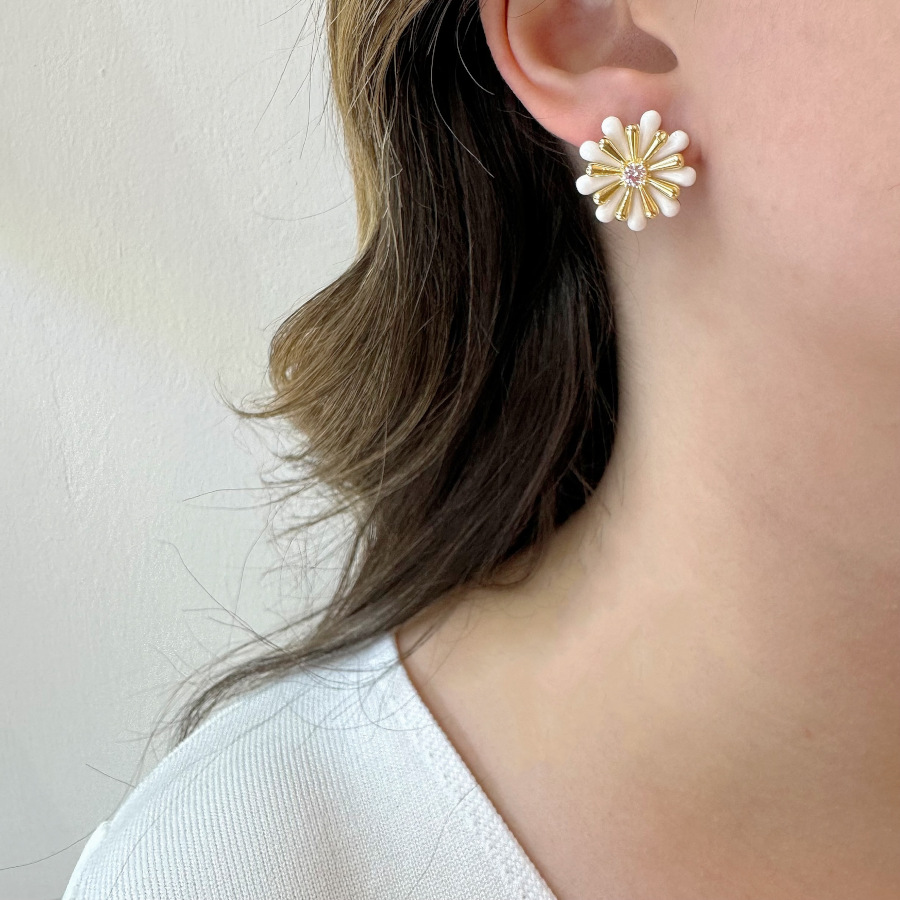 Beyaz Mineli Papatya Tasarım Kadın Gümüş Küpe - CNG Jewels (1)