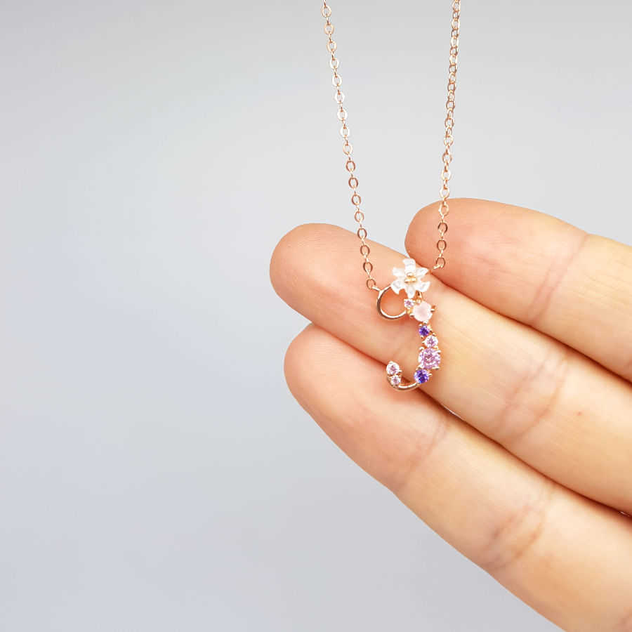 Çiçekli J Harfi Gümüş Kadın Kolye - CNG Jewels