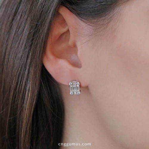 CNG Jewels - Pırlanta Modeli Baget Taşlı Gümüş Küpe
