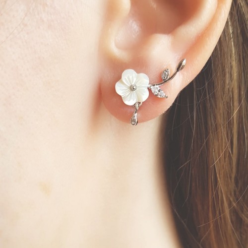 CNG Jewels - Yan Beyaz Çiçekli Gümüş Bayan Küpe