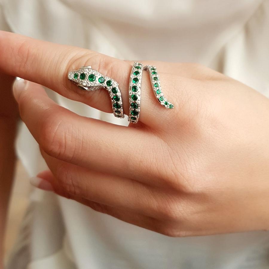 Zümrüt Taşlı Sarmal Yılan Gümüş Kadın Yüzük - CNG Jewels
